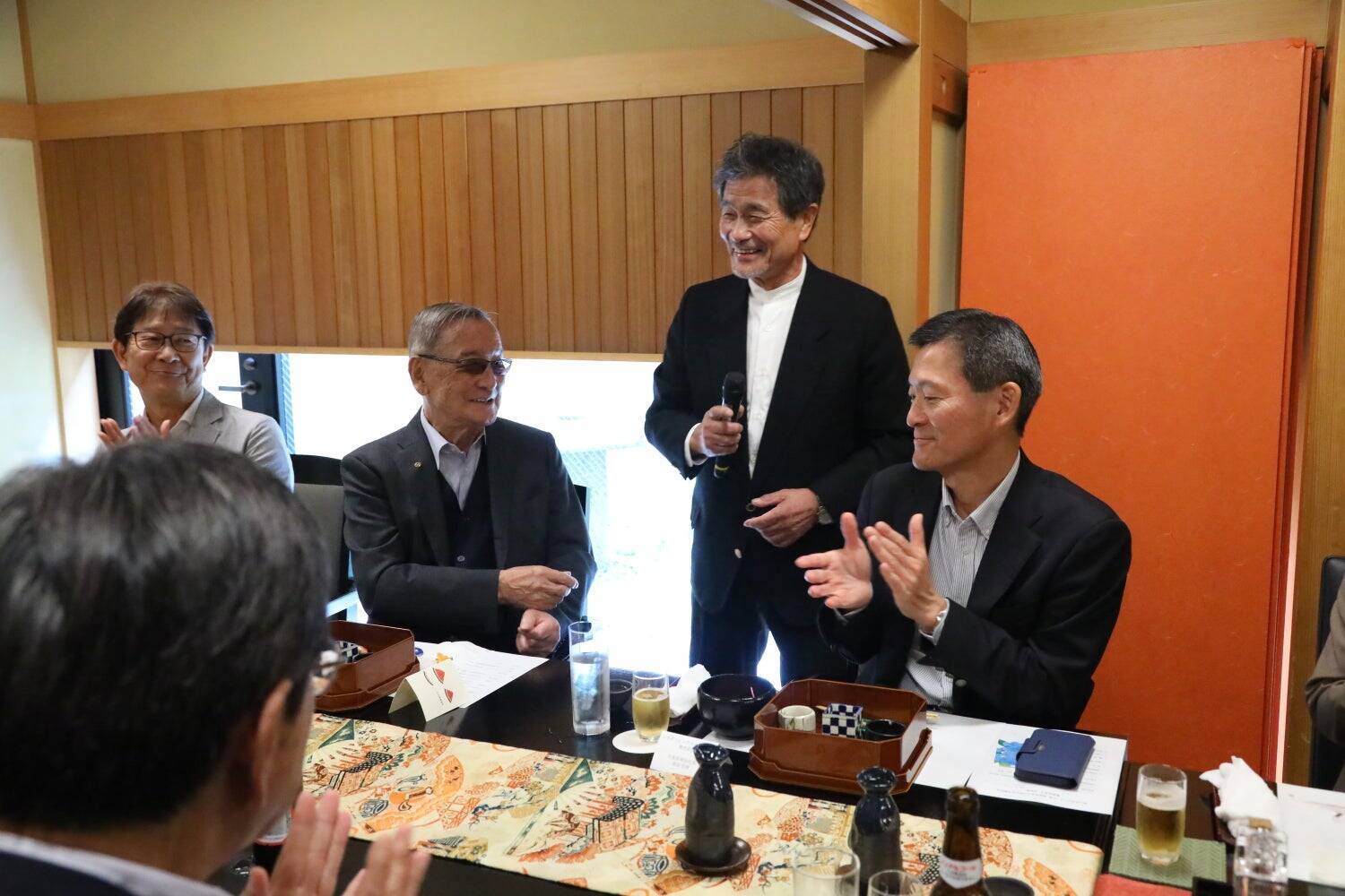 シマダハウス創業者が91歳になっても自ら現場に立ち、千歳烏山と仙川に「温湿度表示付時計台」を寄贈した理由