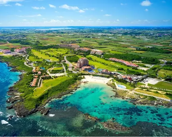 卒業旅行に行きたい場所を調査。行きたい場所ランキング1位は、「宮古島」。桜咲く季節に、サンゴ礁に囲まれた“海”が開く、宮古島。