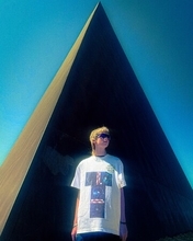 The KLF『The White Room』発売35周年記念、Behind the Scenes(R)がオフィシャルTシャツを限定発売