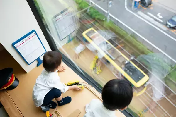 「都電ルーム誕生—きっかけは、窓についた子どもの手形でした」の画像