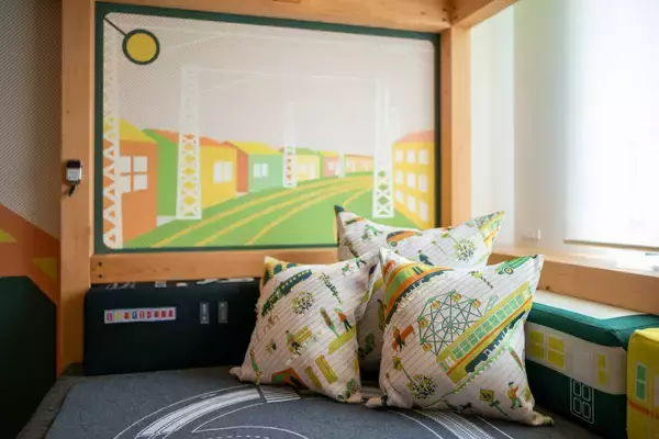 「都電ルーム誕生—きっかけは、窓についた子どもの手形でした」の画像