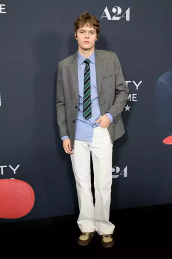 【Dior】ディオールを纏うセレブリティ：モーゼス・マーティン @映画『マーティ・シュプリーム 世界をつかめ』プレミア