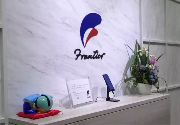 全国250事業所を展開する、薬局×福祉×介護でトータルサポートを提供する株式会社フロンティアが「Gi通信」「OneVoice公共」を導入