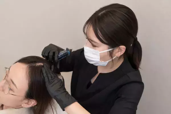 「頭皮アートメイク専門の看護師 月乃なつ。自身の経験を元に、薄毛・抜け毛に悩む人のために頭皮アートメイクに特化したクリニック「One Beauty Clinic」を、20代で設立した思い」の画像