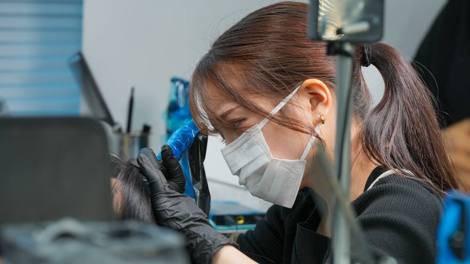 頭皮アートメイク専門の看護師 月乃なつ。自身の経験を元に、薄毛・抜け毛に悩む人のために頭皮アートメイクに特化したクリニック「One Beauty Clinic」を、20代で設立した思い