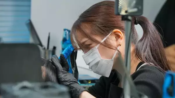 「頭皮アートメイク専門の看護師 月乃なつ。自身の経験を元に、薄毛・抜け毛に悩む人のために頭皮アートメイクに特化したクリニック「One Beauty Clinic」を、20代で設立した思い」の画像