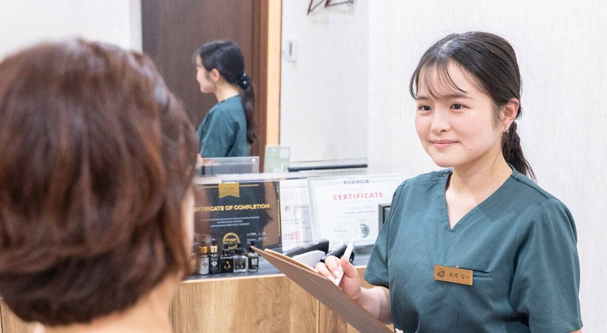 頭皮アートメイク専門の看護師 月乃なつ。自身の経験を元に、薄毛・抜け毛に悩む人のために頭皮アートメイクに特化したクリニック「One Beauty Clinic」を、20代で設立した思い