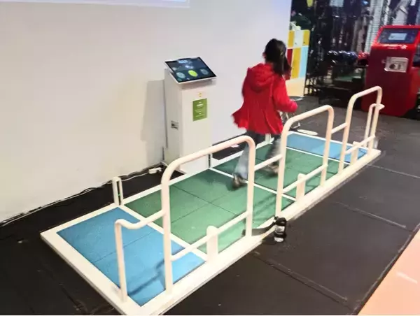 「“反復横跳び”をアナログからデジタルへ。体育の定番を“熱中の体験”へ進化させる、デジタルスポーツ新製品「スマート反復横跳び」誕生。」の画像