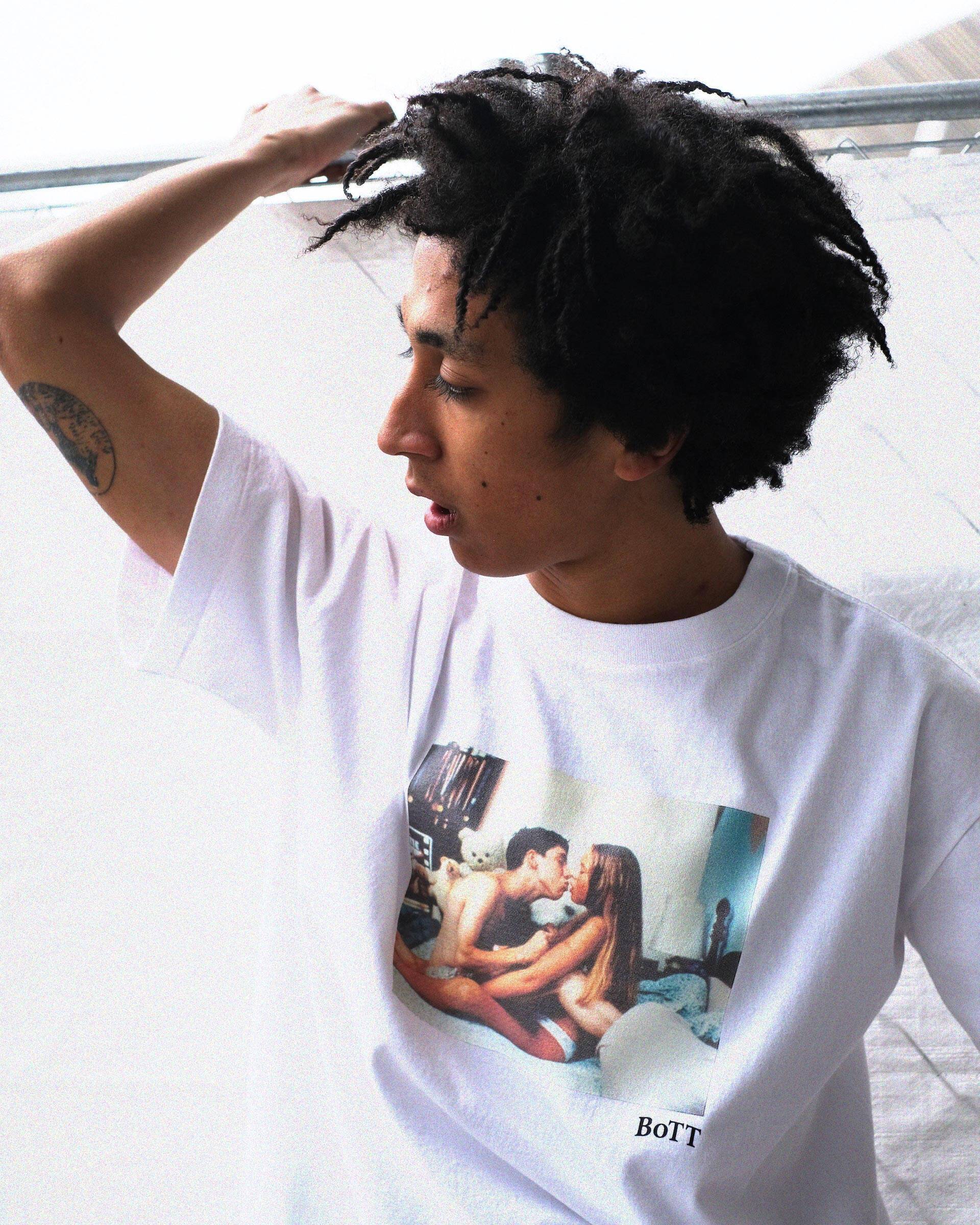 Larry ClarkとBoTTがコラボ｜『KIDS』名シーンをプリントしたTシャツが 