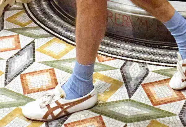 〈VERSACE〉がヴィンテージ感漂う〈Onitsuka Tiger〉とのコラボフットウェア2型を披露