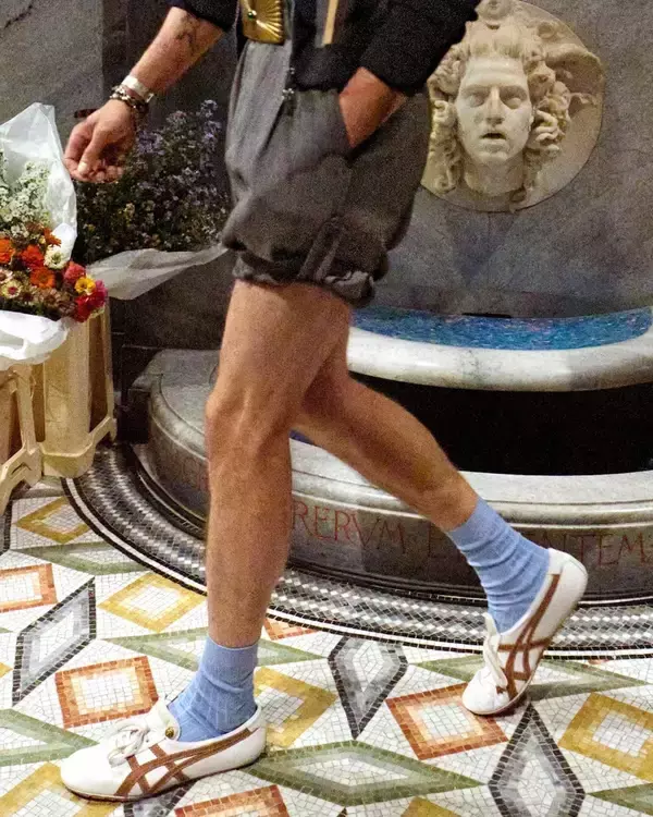 「〈VERSACE〉がヴィンテージ感漂う〈Onitsuka Tiger〉とのコラボフットウェア2型を披露」の画像