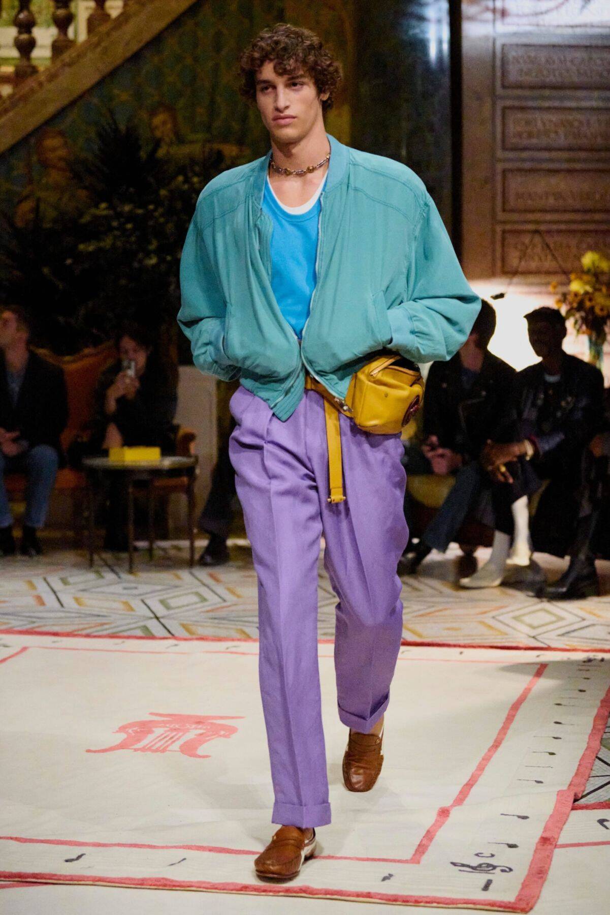 〈VERSACE〉がヴィンテージ感漂う〈Onitsuka Tiger〉とのコラボフットウェア2型を披露