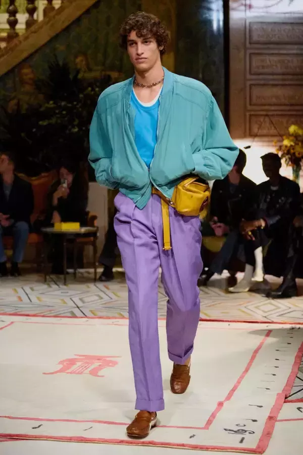 「〈VERSACE〉がヴィンテージ感漂う〈Onitsuka Tiger〉とのコラボフットウェア2型を披露」の画像