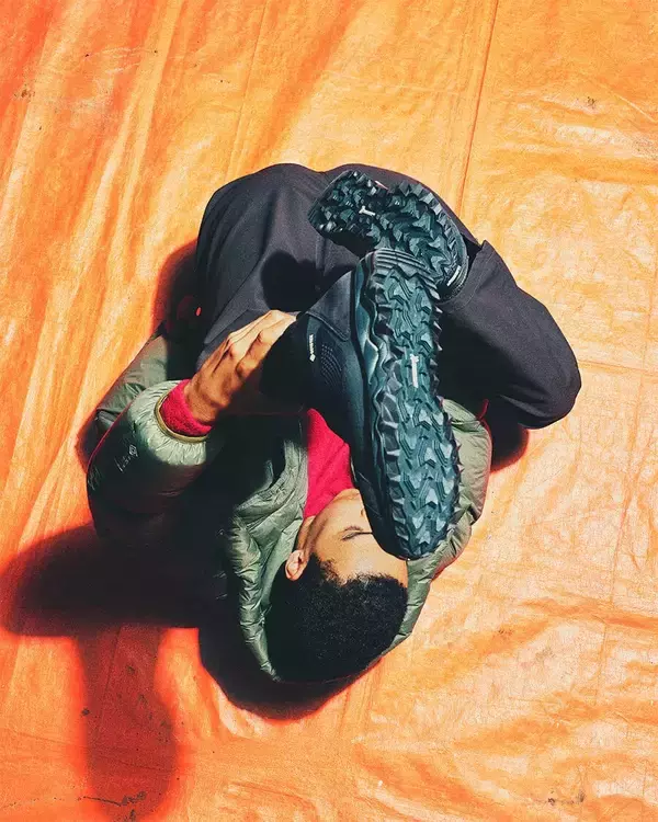 「〈nonnative〉と〈Mizuno〉によるWAVE MUJIN TL MID GTXがオールブラック仕様で再登場」の画像