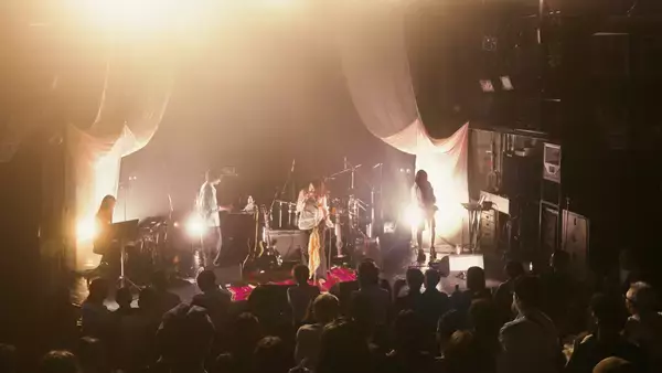 「LIVE REPORT：Eminata〈to be a bird〉 飛ぶことを恐れず、傷をも抱えて空へ」の画像