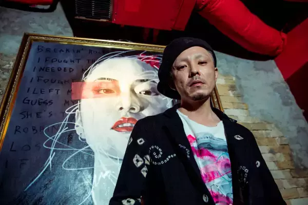 16歳で日本から追放、世界を放浪、ロンドンでの個展──謎に包まれた画家・オオシロムネユミの成功と挫折