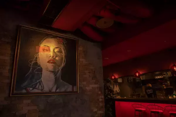 「16歳で日本から追放、世界を放浪、ロンドンでの個展──謎に包まれた画家・オオシロムネユミの成功と挫折」の画像