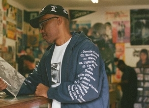 〈HUF〉がヒップホップ界のレジェンド J Dillaとのコラボレーション第2弾を発表