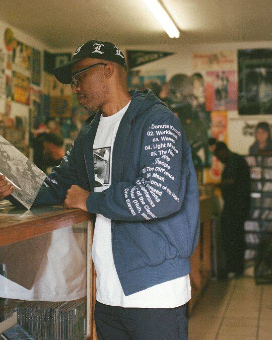 〈HUF〉がヒップホップ界のレジェンド J Dillaとのコラボレーション第2弾を発表