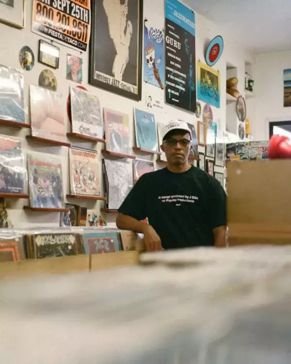 「〈HUF〉がヒップホップ界のレジェンド J Dillaとのコラボレーション第2弾を発表」の画像