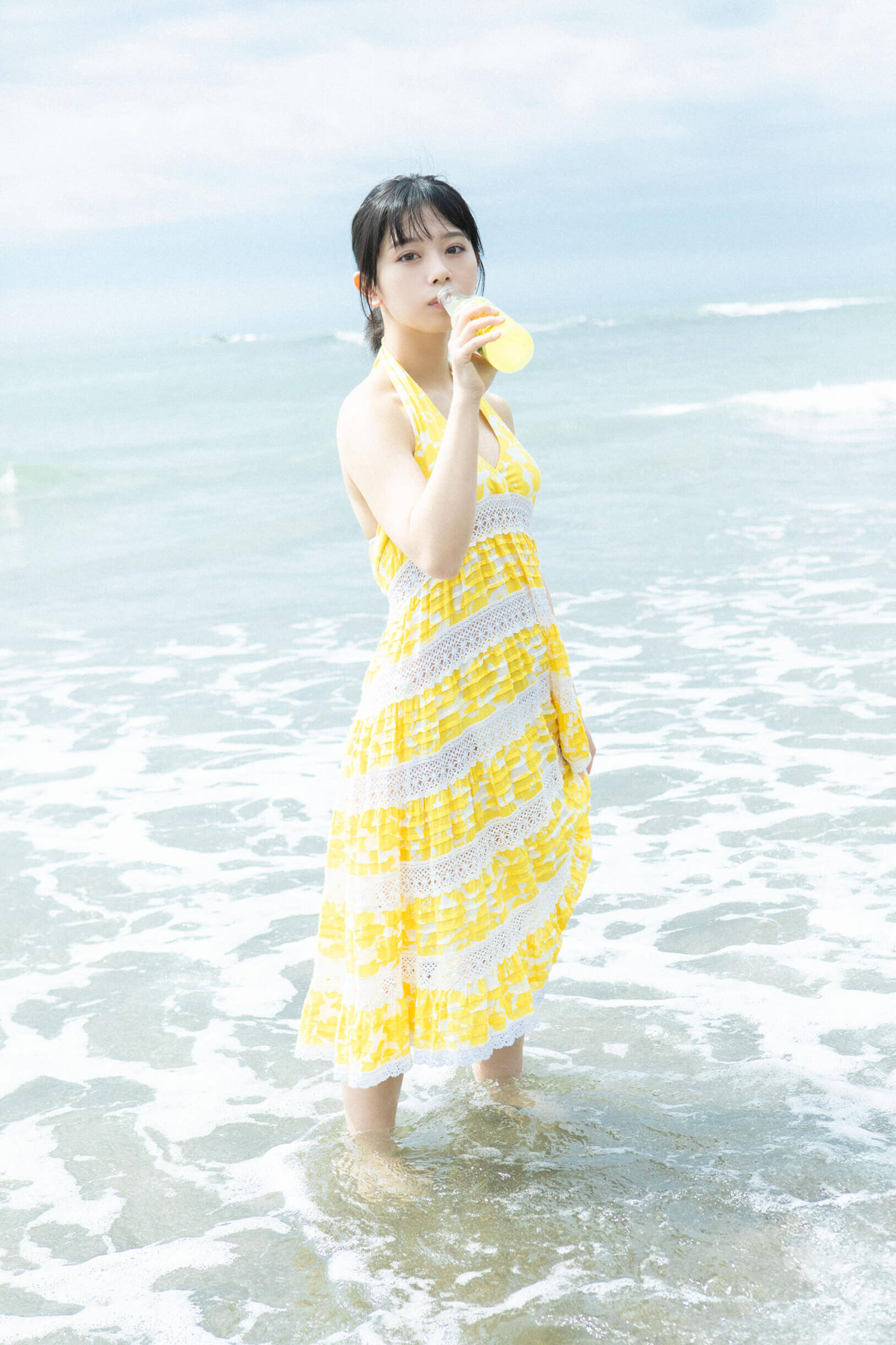 ナナランド・峰島こまき“オトナな顔で見つめ…”｜初写真集が発売決定＆イメージカット公開