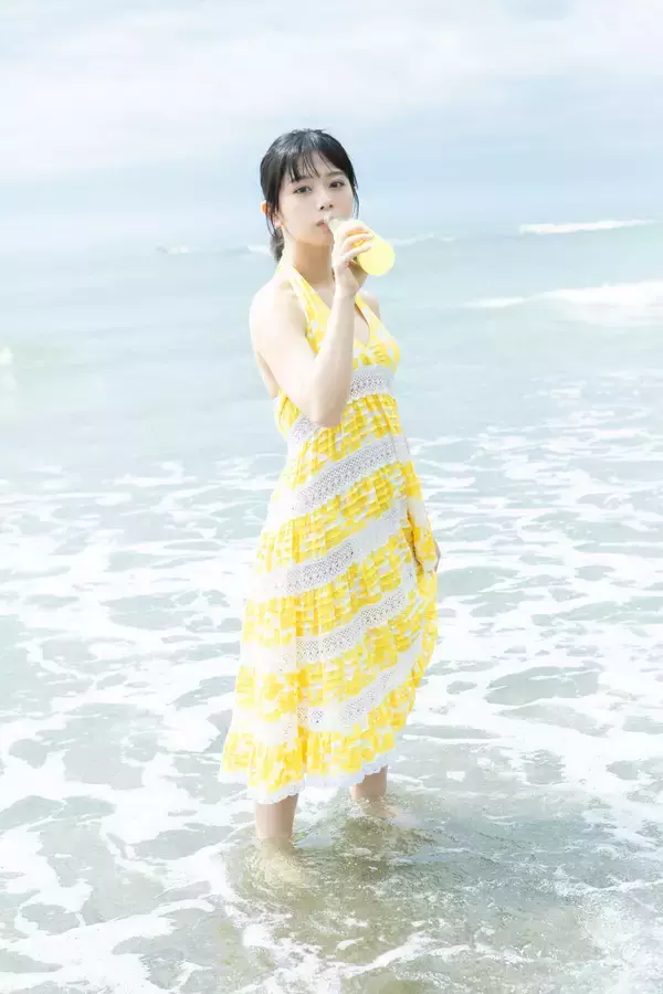 「ナナランド・峰島こまき“オトナな顔で見つめ…”｜初写真集が発売決定＆イメージカット公開」の画像