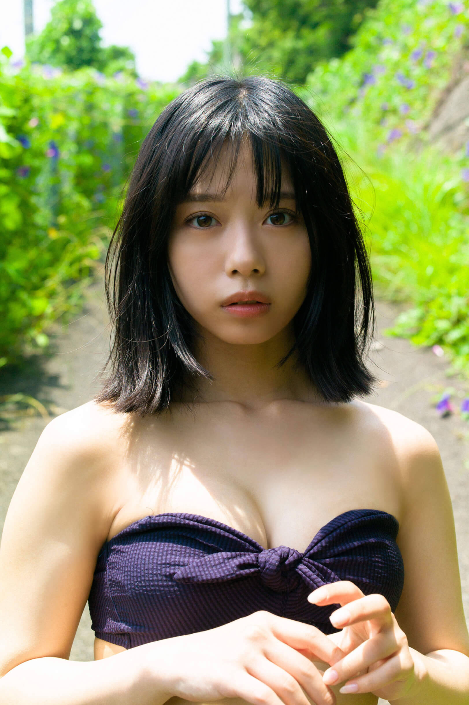 ナナランド・峰島こまき“オトナな顔で見つめ…”｜初写真集が発売決定＆イメージカット公開