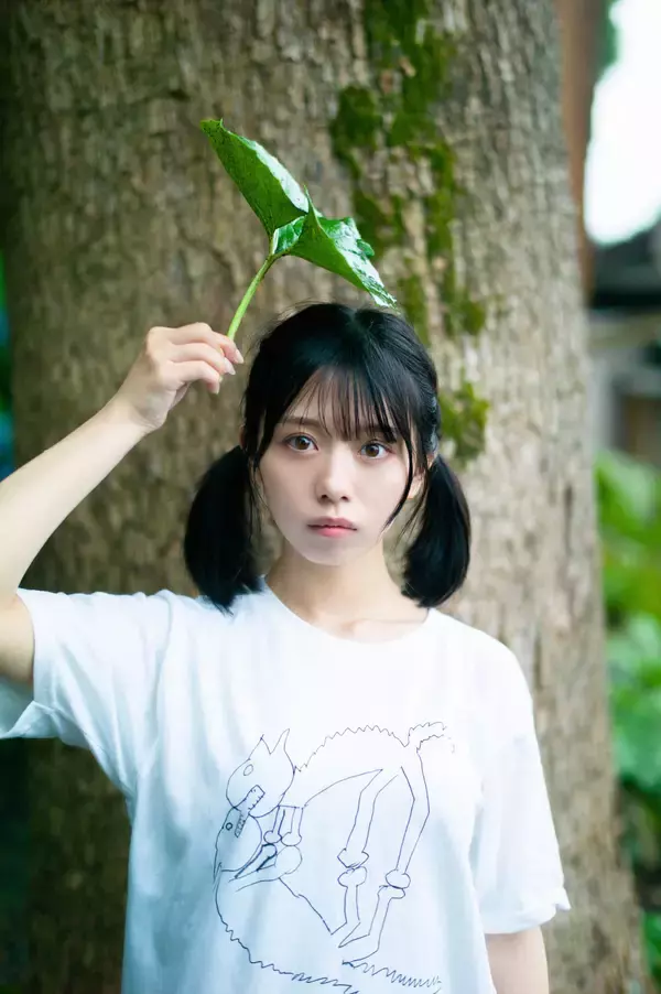 「ナナランド・峰島こまき“オトナな顔で見つめ…”｜初写真集が発売決定＆イメージカット公開」の画像