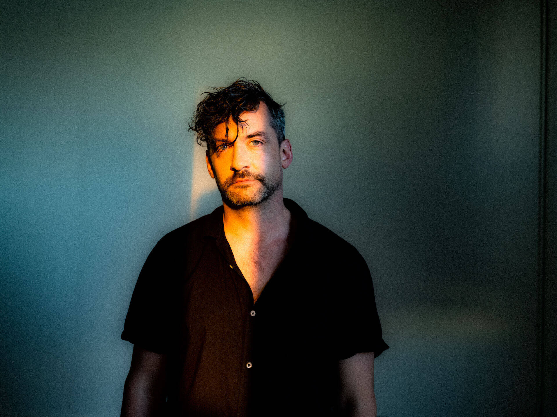 Bonobo、最新作『Fragments』より“Shadows （feat. Jordan Rakei）”のMVを公開！作品はUKミッドウィーク・チャートで2位を記録！