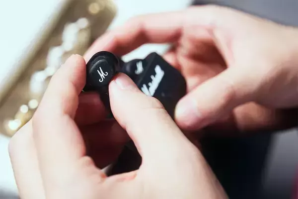 「音に洗練される。竹内唯人、Marshallスピーカー初体験」の画像