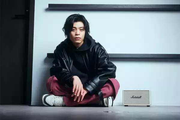 「音に洗練される。竹内唯人、Marshallスピーカー初体験」の画像