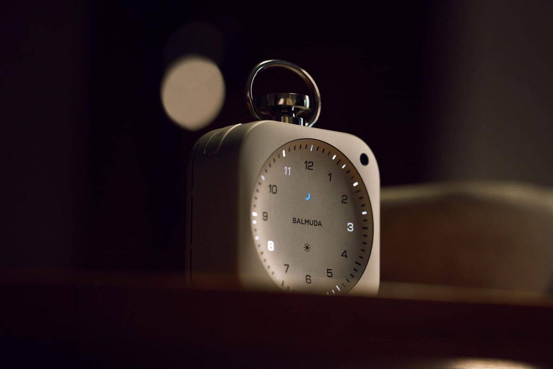 BALMUDA「The Clock」を発表。光と音で時間の質をデザインする