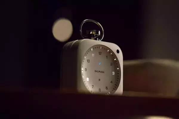 「BALMUDA「The Clock」を発表。光と音で時間の質をデザインする」の画像