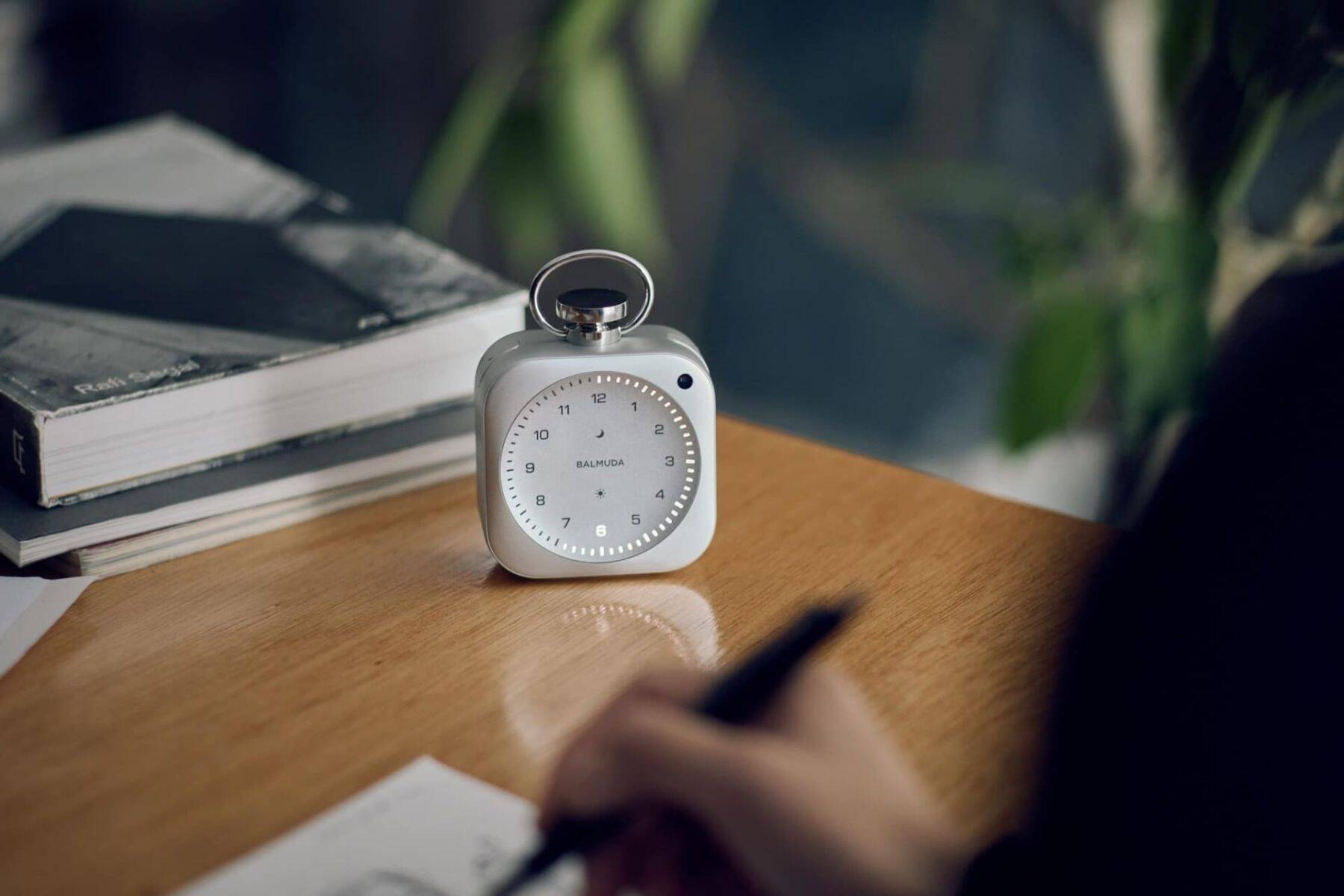 BALMUDA「The Clock」を発表。光と音で時間の質をデザインする