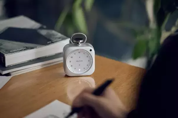「BALMUDA「The Clock」を発表。光と音で時間の質をデザインする」の画像