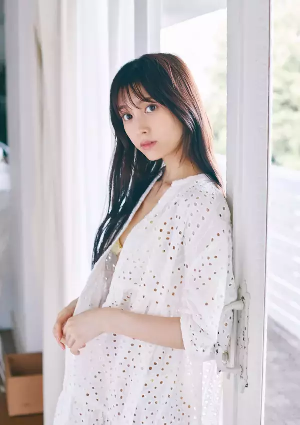 「“大胆な入浴姿も…”小山璃奈「エモカワ」写真集でスレンダーボディ披露」の画像