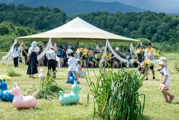 「HOW TO フジロック 2026： 音楽だけじゃない！ 「チル」と「非日常」のテーマパーク・ガイド」の画像