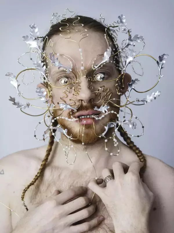 「ビョークのクリエイティヴを彩るプロフェッショナル ── James Merryインタビュー〜菅野薫・secca上町達也対談」の画像