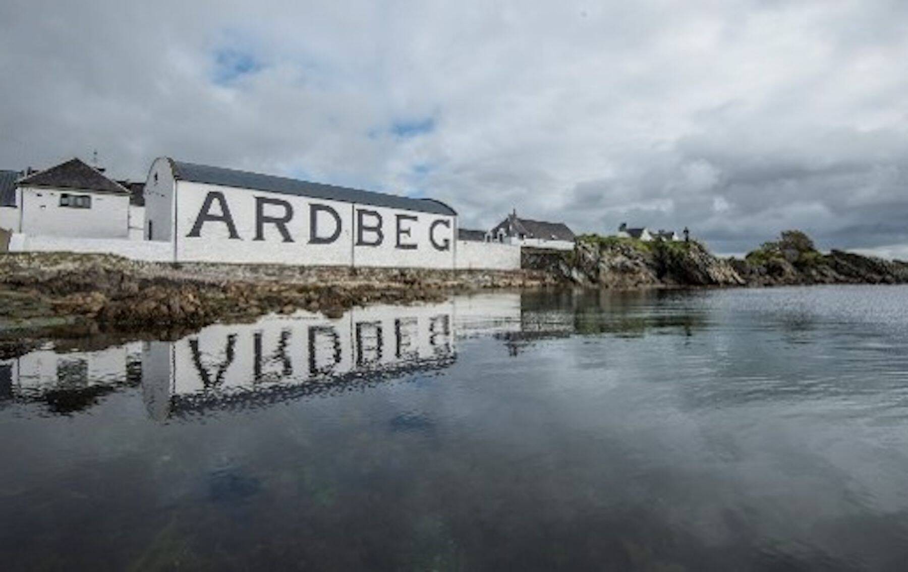 〈アードベッグ〉が樽出し原酒でボトリングした限定品 アードベッグ 10年 カスクストレングスを数量限定で発売