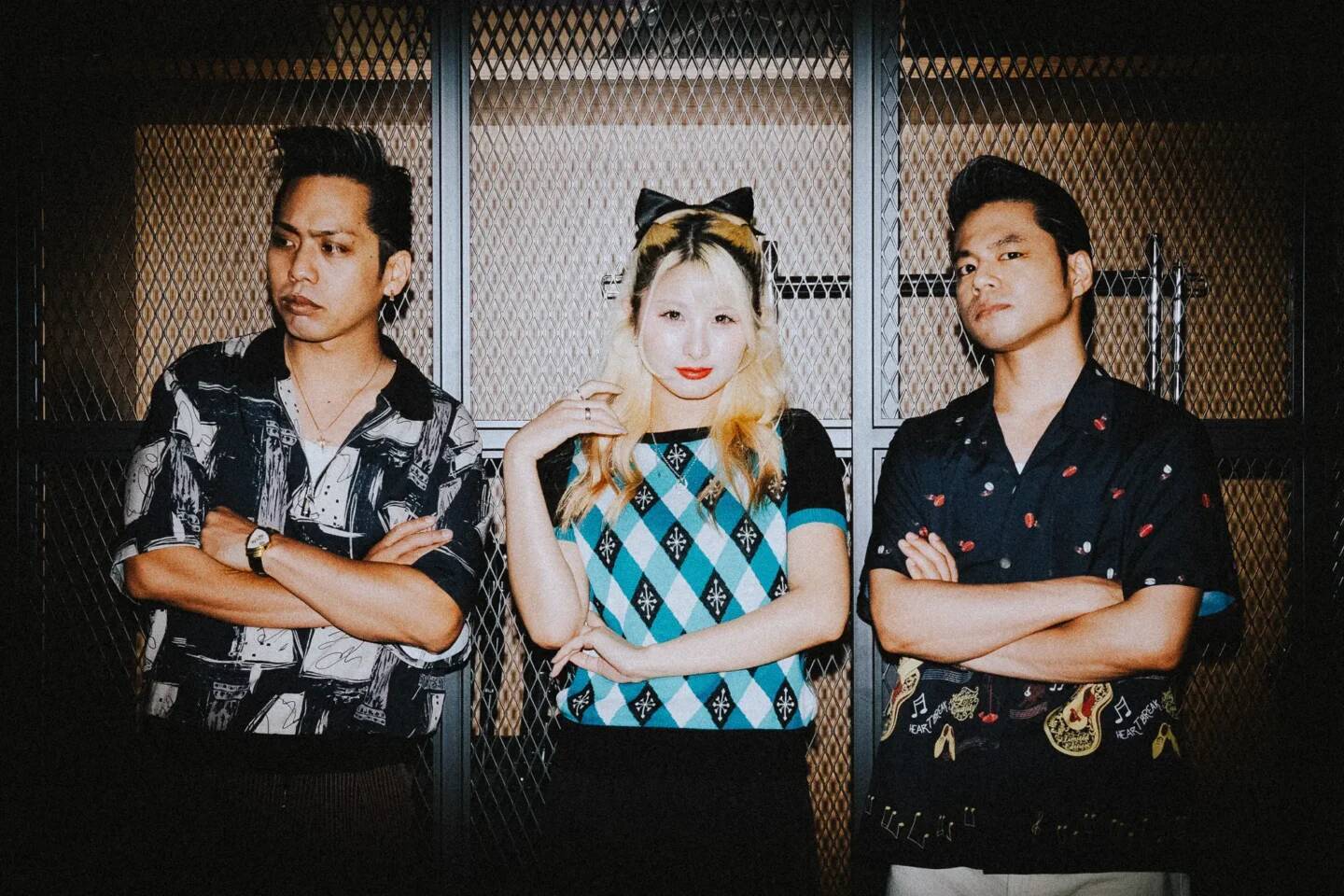 【INTERVIEW】「The Biscatsがやれば全てロカビリー」──壊して、繋いで、未来を鳴らす最新作『BLACK or PINK?』