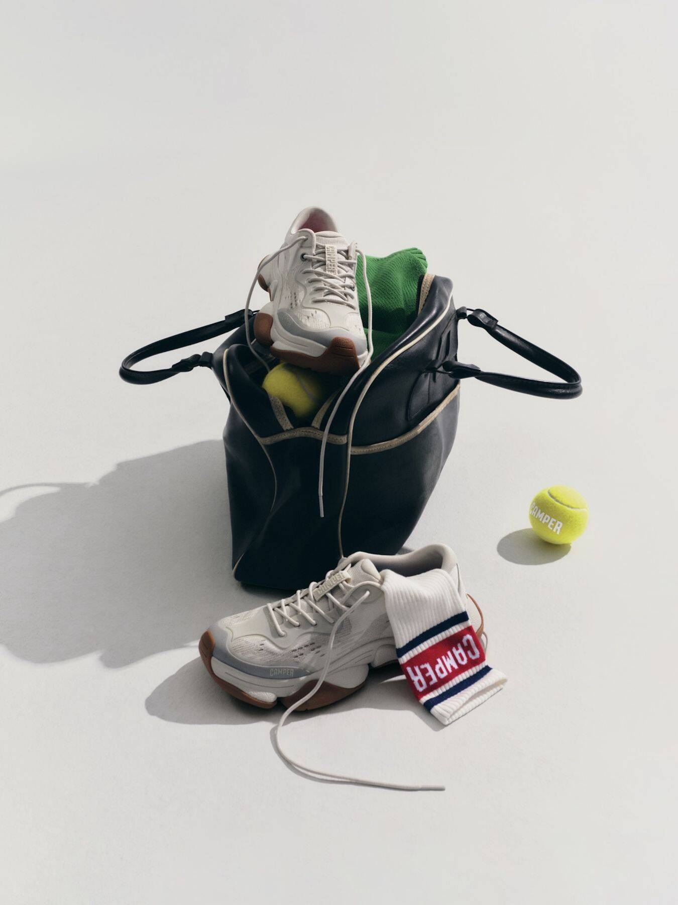 〈CAMPER〉がテニスカルチャーに着想を得た2026年春夏コレクションを発表