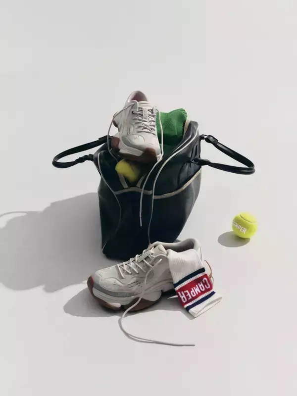 「〈CAMPER〉がテニスカルチャーに着想を得た2026年春夏コレクションを発表」の画像