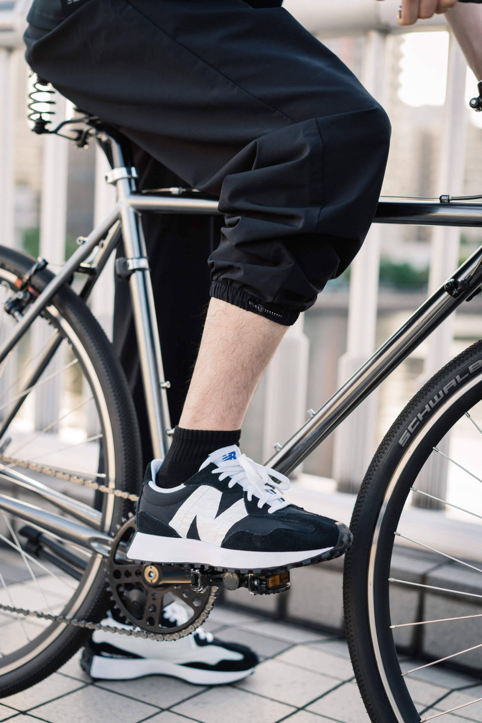 New BalanceとBRIEFINGがコラボ！自転車をコンセプトに共同開発したバッグとアパレルが発売