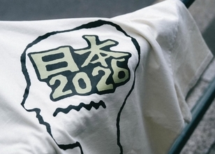 〈Brain Dead〉が新年の開幕を祝して日本限定のグラフィックTシャツとキャップを発売