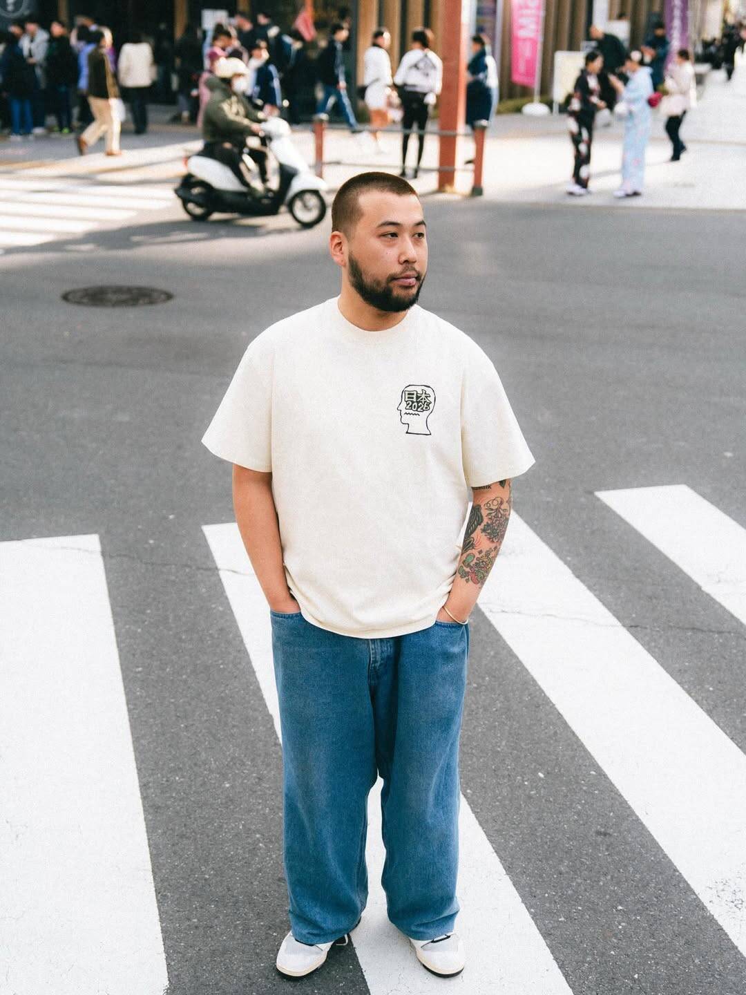 〈Brain Dead〉が新年の開幕を祝して日本限定のグラフィックTシャツとキャップを発売