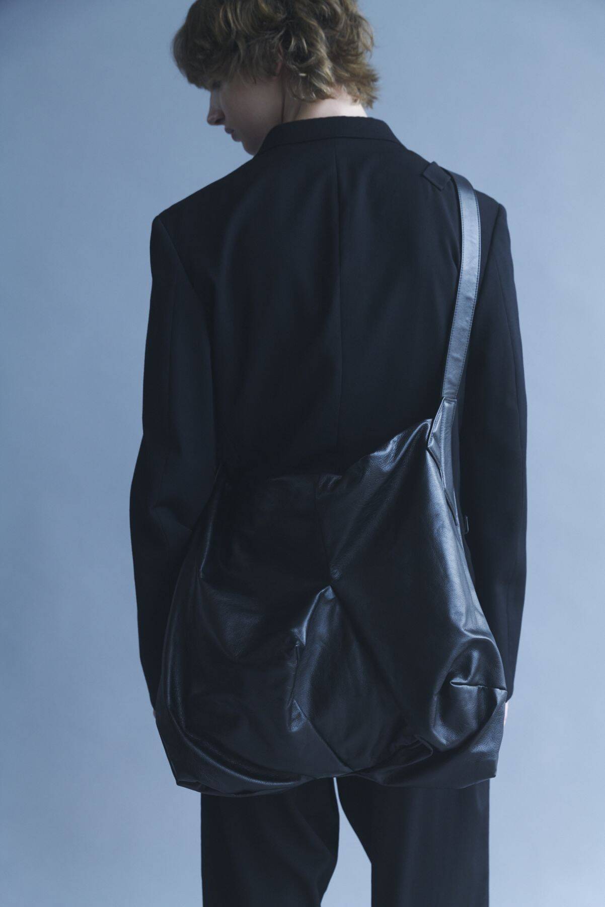 〈discord Yohji Yamamoto〉の定番 “Angular Bag”と“CLASP”シリーズから新作が登場