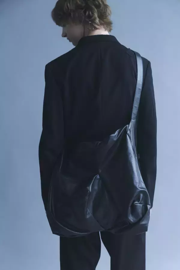 「〈discord Yohji Yamamoto〉の定番 “Angular Bag”と“CLASP”シリーズから新作が登場」の画像