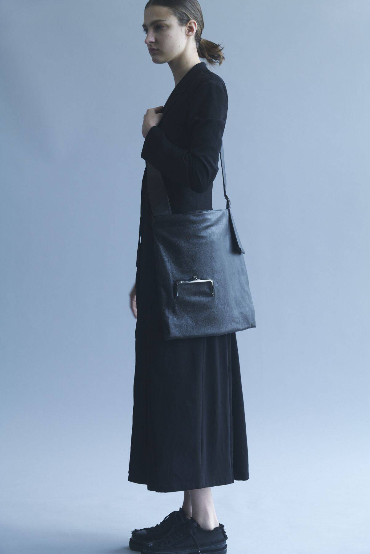 〈discord Yohji Yamamoto〉の定番 “Angular Bag”と“CLASP”シリーズから新作が登場