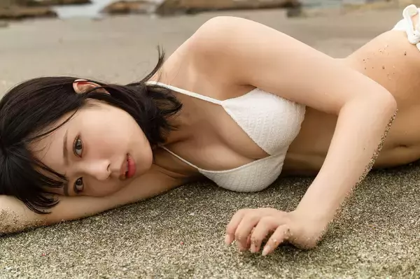 「峰島こまき、写真集未掲載カット公開“ホテルの室内で、自らブラ紐を外そうと…”」の画像