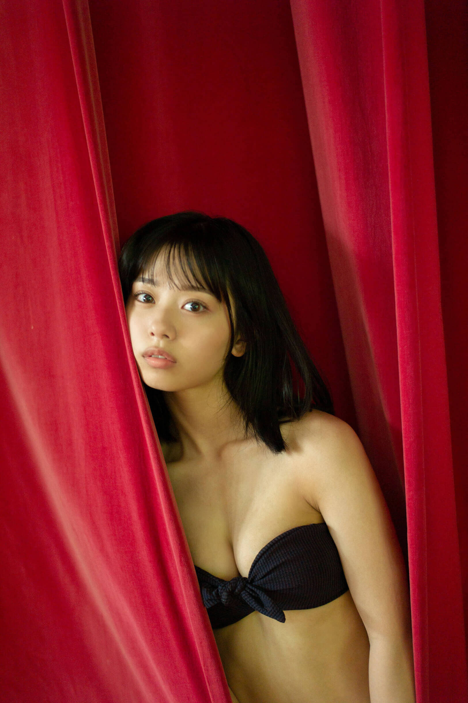 峰島こまき、写真集未掲載カット公開“ホテルの室内で、自らブラ紐を外そうと…”